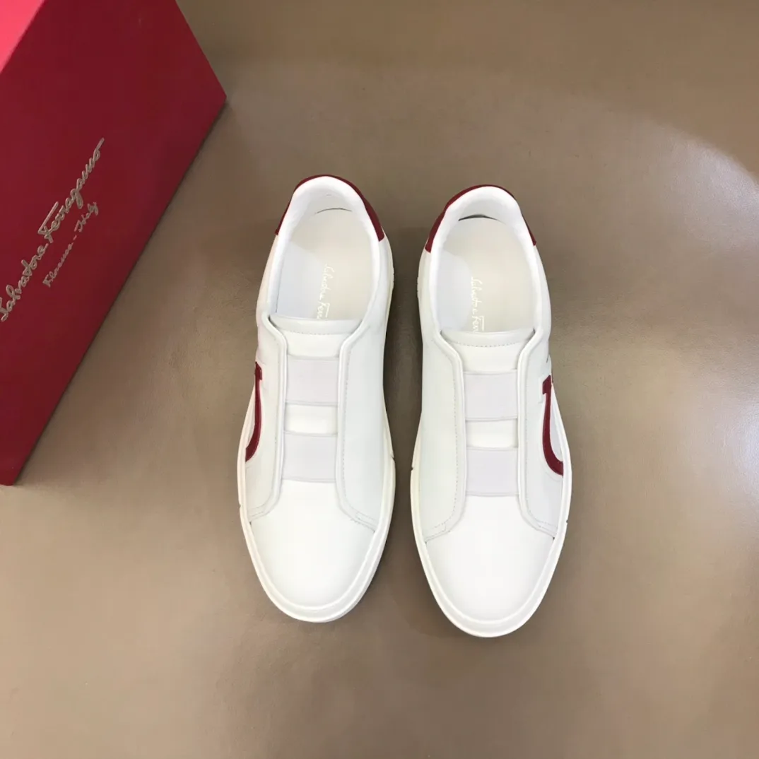 p400【Salvatore Ferraga**】New men's low-top casual shoes! Top-quality cow products, original lasts, made of imported cowhide, first-class texture, first-layer sheepskin lining! Original outsole! The details are exquisite and the style is versatile and upscale! Decorated with a three-dimensional Gancini logo, the back of the tongue and lace-up piping add a pop of color. The high-tech sole features a holographic pattern and Gancini details, making it ideal for a practical yet stylish everyday look. Code number 38-44 (45 can be customized)
